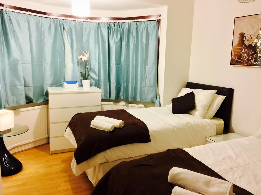 Gable Lodge Лондон Экстерьер фото